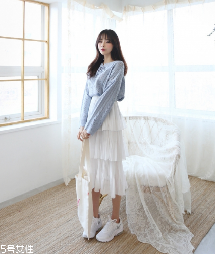 淺藍(lán)色毛衣怎么搭配？簡約配色彰顯氣質(zhì)