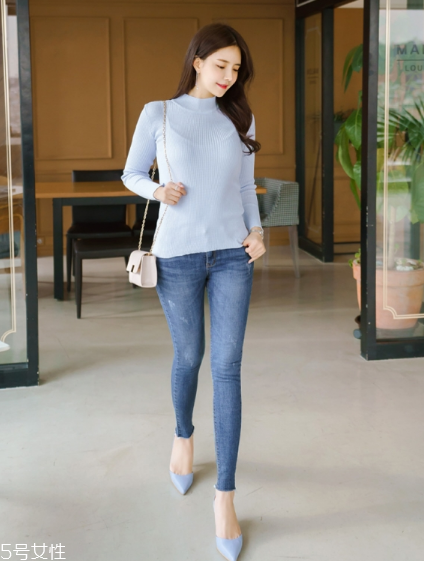 淺藍(lán)色毛衣怎么搭配？簡約配色彰顯氣質(zhì)