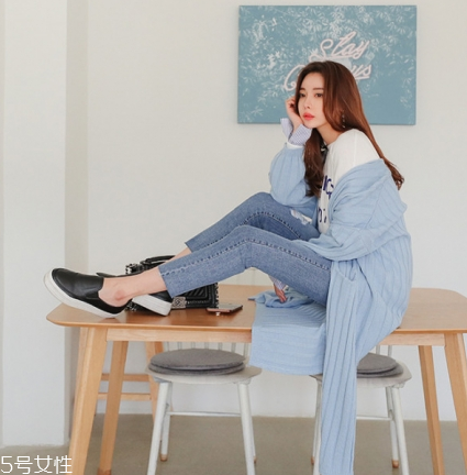 淺藍(lán)色毛衣怎么搭配？簡約配色彰顯氣質(zhì)