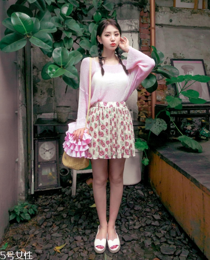 粉色針織衫怎么搭配？文藝又少女的穿搭經(jīng)典