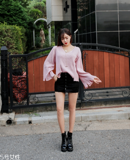 粉色針織衫怎么搭配？文藝又少女的穿搭經(jīng)典