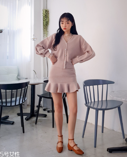 粉色針織衫怎么搭配？文藝又少女的穿搭經(jīng)典