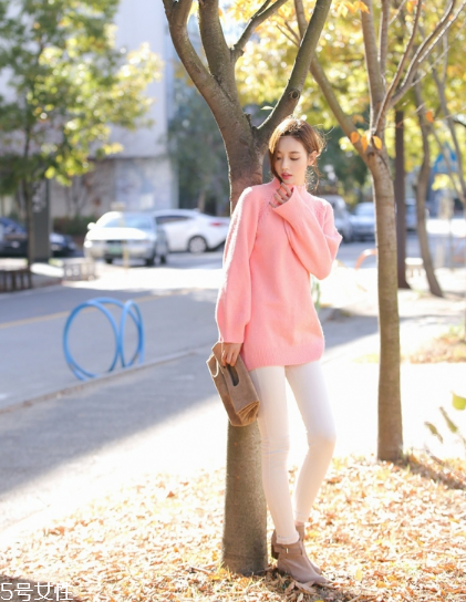 粉色針織衫怎么搭配？文藝又少女的穿搭經(jīng)典