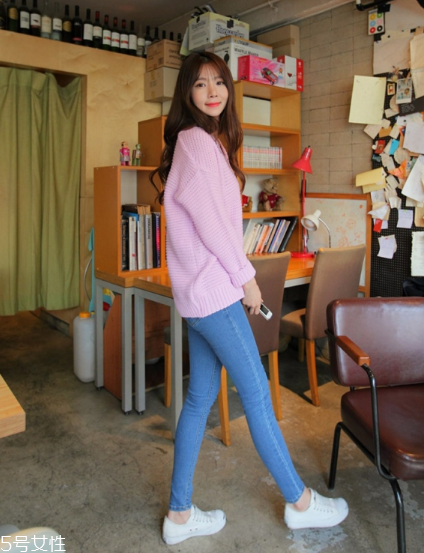粉色針織衫搭配什么褲子？隨心所欲顯潮流