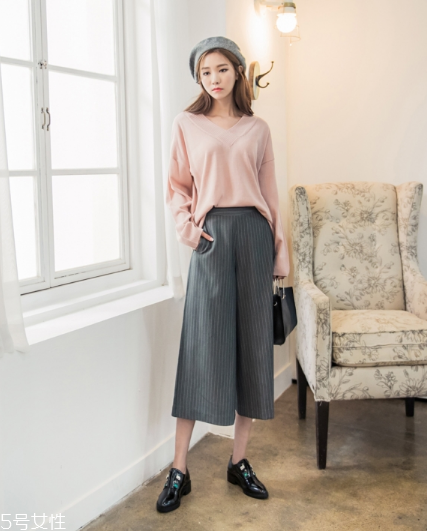 粉色針織衫搭配什么褲子？隨心所欲顯潮流