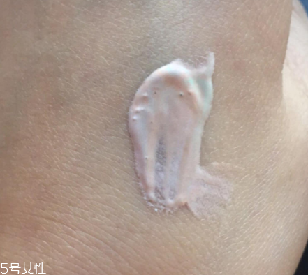 holika隔離霜好用嗎？性價比極高的干皮隔離霜