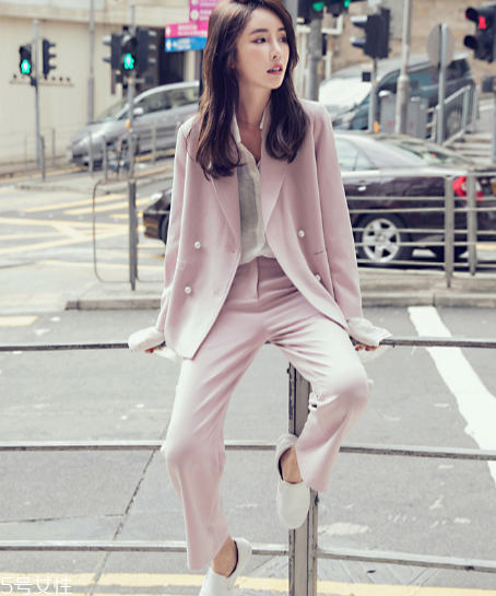 春天怎么穿衣服好看？三款搭配美上天