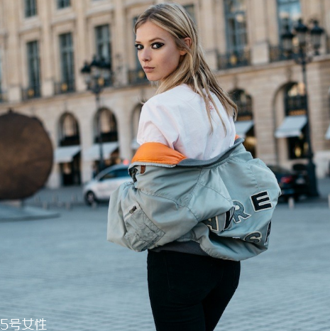 外套怎么穿更帥氣？今年開春這樣穿