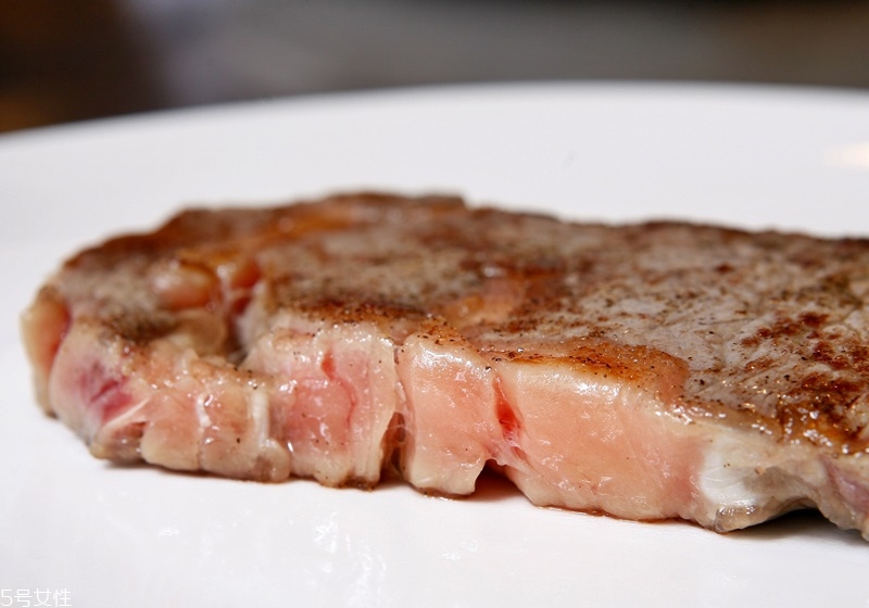 煎牛排用什么調(diào)料 煎牛排的6個技巧 煎牛排用什么調(diào)料 煎牛排的6個技巧