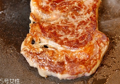 煎牛排用什么調(diào)料 煎牛排的6個技巧 煎牛排用什么調(diào)料 煎牛排的6個技巧