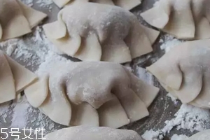 餃子餡先放水還是先放油？油是最后放的調(diào)料