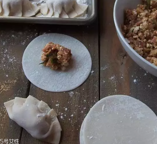 餃子餡先放水還是先放油？油是最后放的調(diào)料