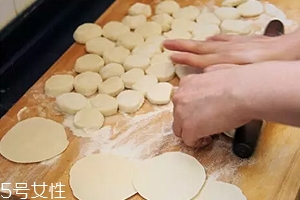 搟餃子皮怎么轉(zhuǎn)圈？借用巧力才能轉(zhuǎn)圈成圓