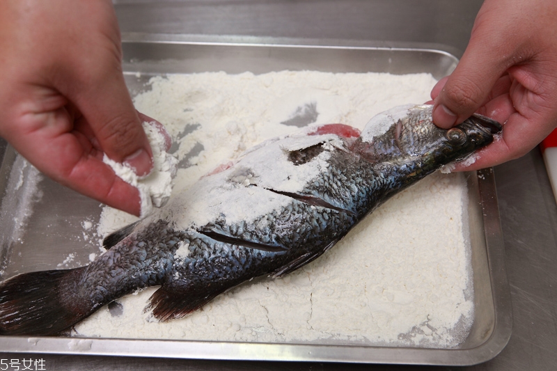 怎么煎魚(yú)不粘鍋不掉皮 煎魚(yú)不破皮技巧