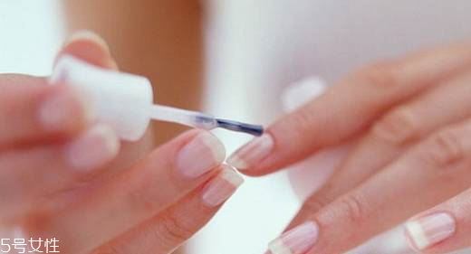 可愛(ài)卡通美甲圖片2022 指甲油正確涂法