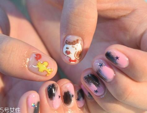 可愛(ài)卡通美甲圖片2022 指甲油正確涂法