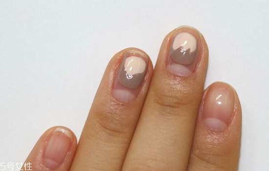 可愛(ài)卡通美甲圖片2022 指甲油正確涂法