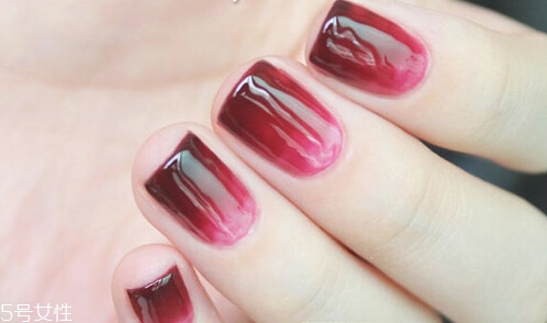 美甲漸變色的做法圖解 漸變美甲怎么做教程圖片 美甲漸變色的做法圖解 漸變美甲怎么做教程圖片