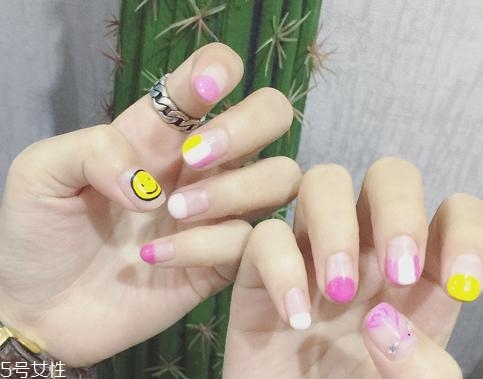 可愛(ài)卡通美甲圖片2022 指甲油正確涂法