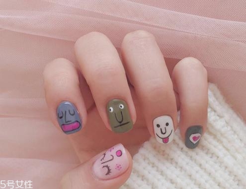 可愛(ài)卡通美甲圖片2022 指甲油正確涂法