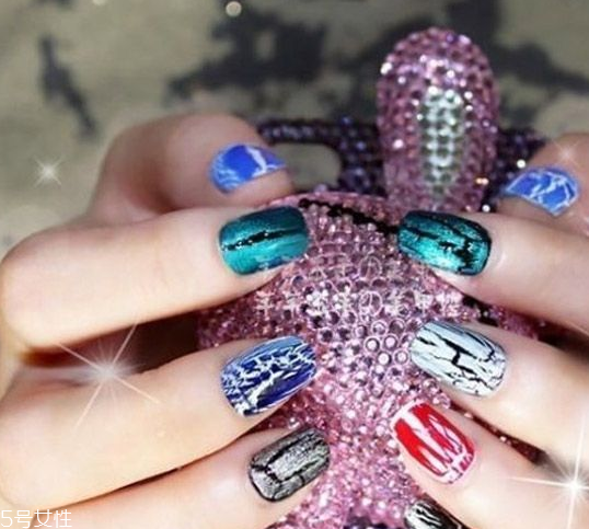 可愛(ài)卡通美甲圖片2022 指甲油正確涂法