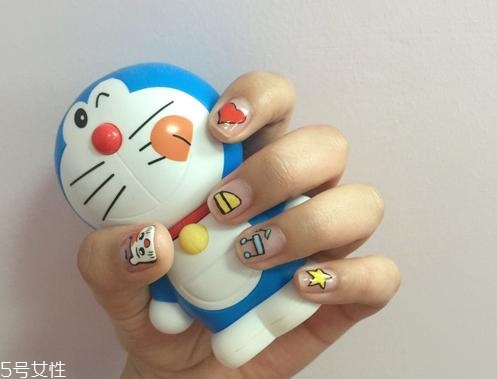 可愛(ài)卡通美甲圖片2022 指甲油正確涂法