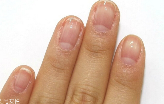 可愛(ài)卡通美甲圖片2022 指甲油正確涂法