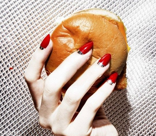 可愛(ài)卡通美甲圖片2022 指甲油正確涂法