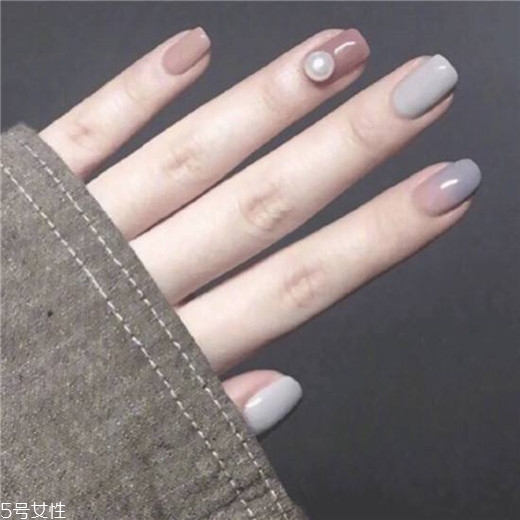 2018最新流行款純色美甲圖片 簡(jiǎn)單耐看的美甲圖片漸變款式 2018最新流行款純色美甲圖片 簡(jiǎn)單耐看的美甲圖片漸變款式