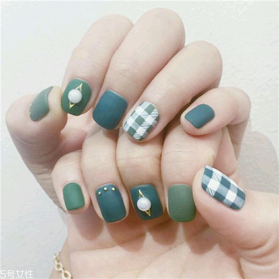 2018最新流行款純色美甲圖片 簡(jiǎn)單耐看的美甲圖片漸變款式 2018最新流行款純色美甲圖片 簡(jiǎn)單耐看的美甲圖片漸變款式