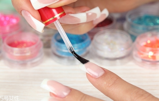可愛(ài)卡通美甲圖片2022 指甲油正確涂法