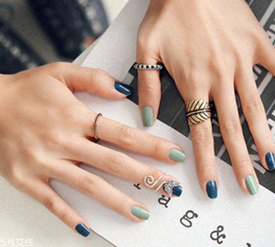 可愛(ài)卡通美甲圖片2022 指甲油正確涂法