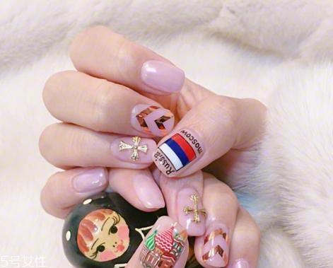 可愛(ài)卡通美甲圖片2022 指甲油正確涂法