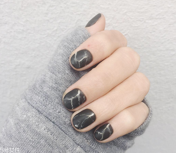 美甲漸變色的做法圖解 漸變美甲怎么做教程圖片 美甲漸變色的做法圖解 漸變美甲怎么做教程圖片