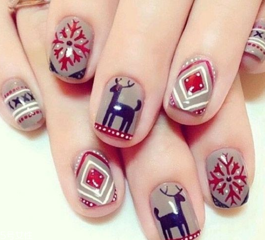 可愛(ài)卡通美甲圖片2022 指甲油正確涂法