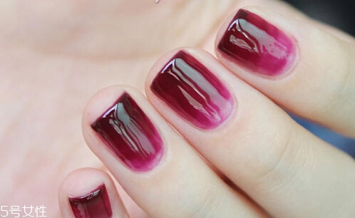 美甲漸變色的做法圖解 漸變美甲怎么做教程圖片 美甲漸變色的做法圖解 漸變美甲怎么做教程圖片