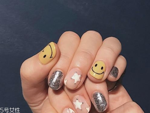 可愛(ài)卡通美甲圖片2022 指甲油正確涂法