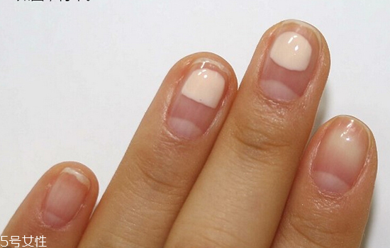 可愛(ài)卡通美甲圖片2022 指甲油正確涂法