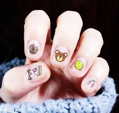 可愛(ài)卡通美甲圖片2022 指甲油正確涂法