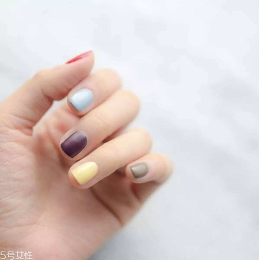2018最新流行款純色美甲圖片 簡(jiǎn)單耐看的美甲圖片漸變款式 2018最新流行款純色美甲圖片 簡(jiǎn)單耐看的美甲圖片漸變款式