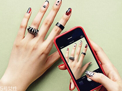 可愛(ài)卡通美甲圖片2022 指甲油正確涂法