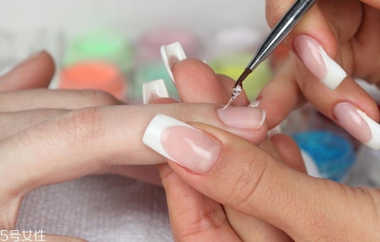 可愛(ài)卡通美甲圖片2022 指甲油正確涂法