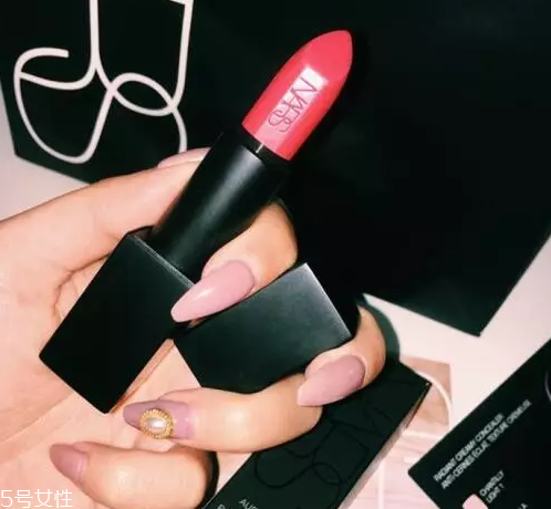 口紅融化了可以放冰箱嗎？冰凍3小時即可恢復