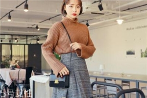 毛衣搭配短裙好看嗎？立顯俏皮少女范兒