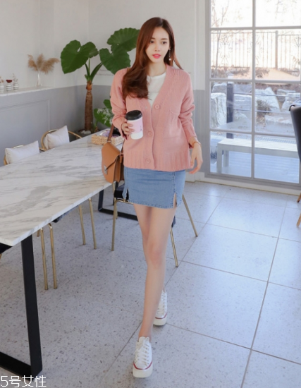 毛衣搭配短裙好看嗎？立顯俏皮少女范兒