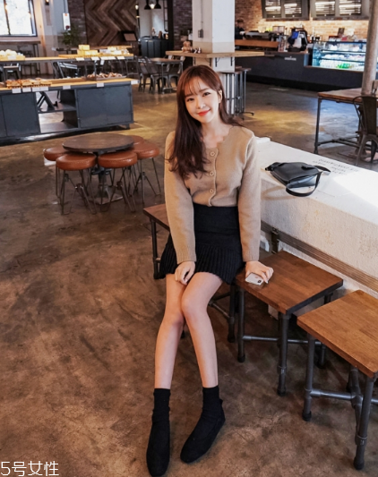 毛衣搭配短裙好看嗎？立顯俏皮少女范兒