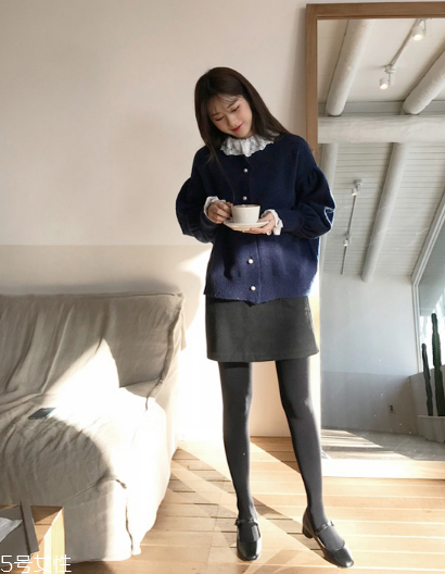 毛衣搭配短裙好看嗎？立顯俏皮少女范兒