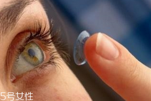 美瞳睡覺忘摘了會怎么樣 美瞳不宜過長時(shí)間佩戴