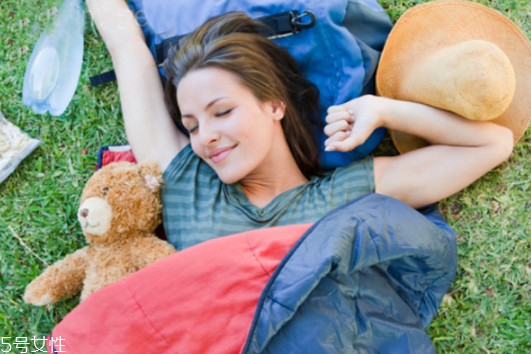 美瞳睡覺忘摘了會怎么樣 美瞳不宜過長時(shí)間佩戴