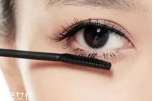 不畫眼線只涂睫毛膏行嗎？這么涂睫毛膏能放大雙眼